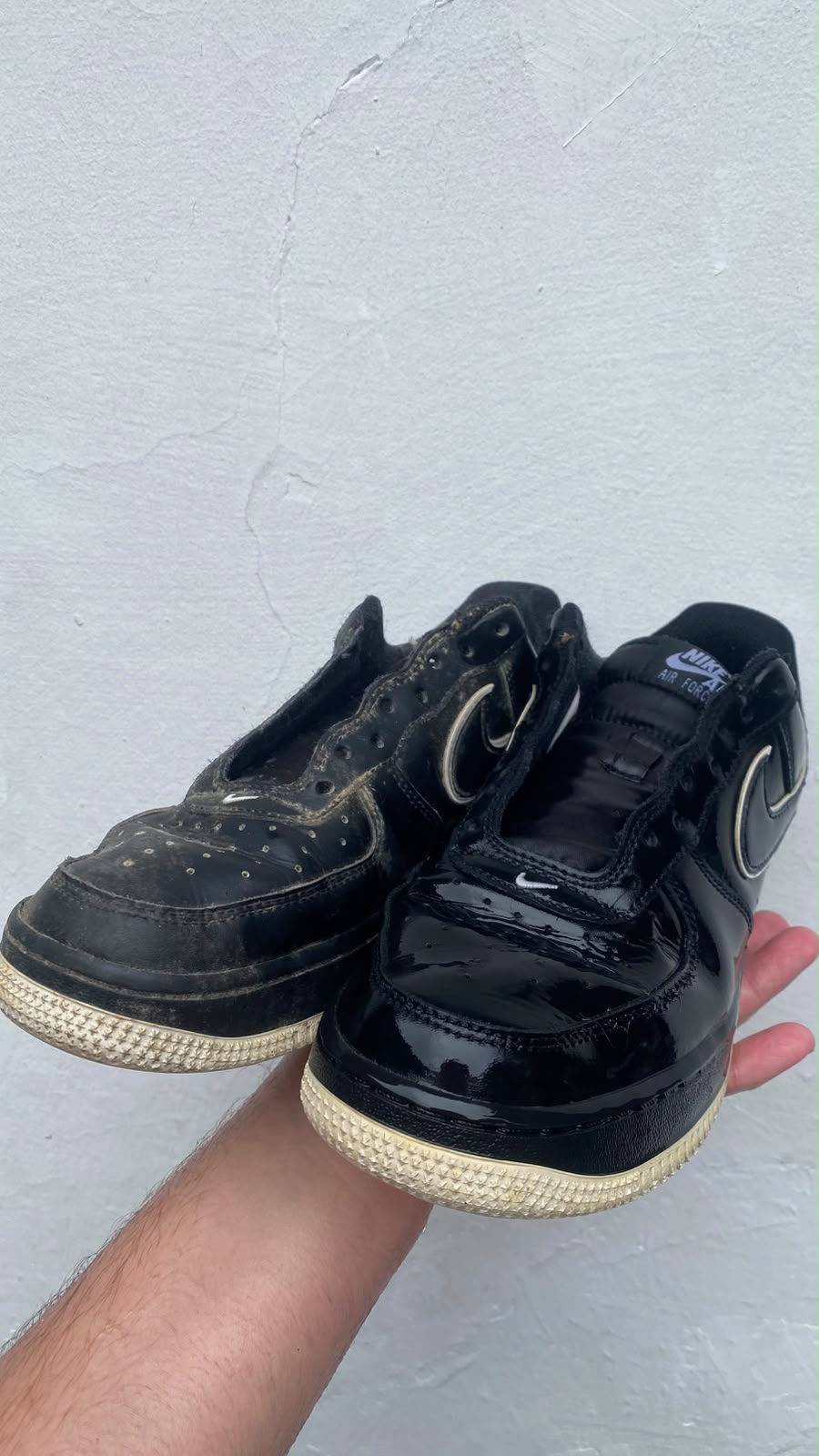 Par de Air Force 1 preto: um lado sujo e desbotado, outro lado limpo e brilhando, lado a lado na mesma foto