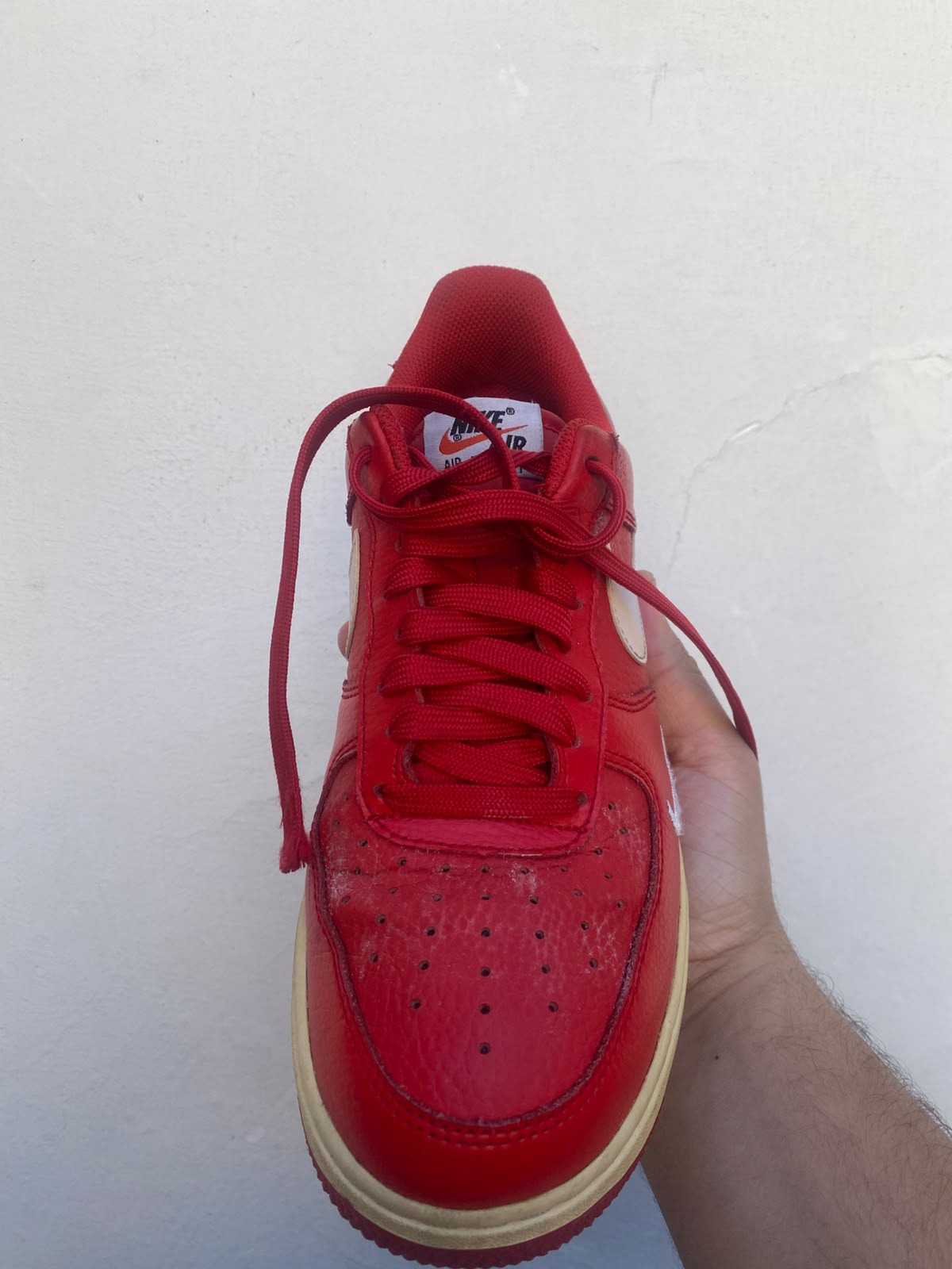 Tênis Nike Air Force 1 vermelho antes da limpeza
