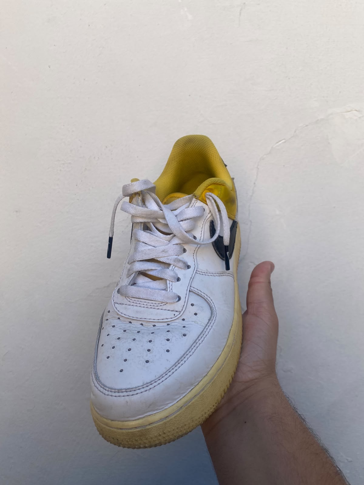 Tênis Nike Air Force 1 branco e amarelo, sujo, antes da limpeza