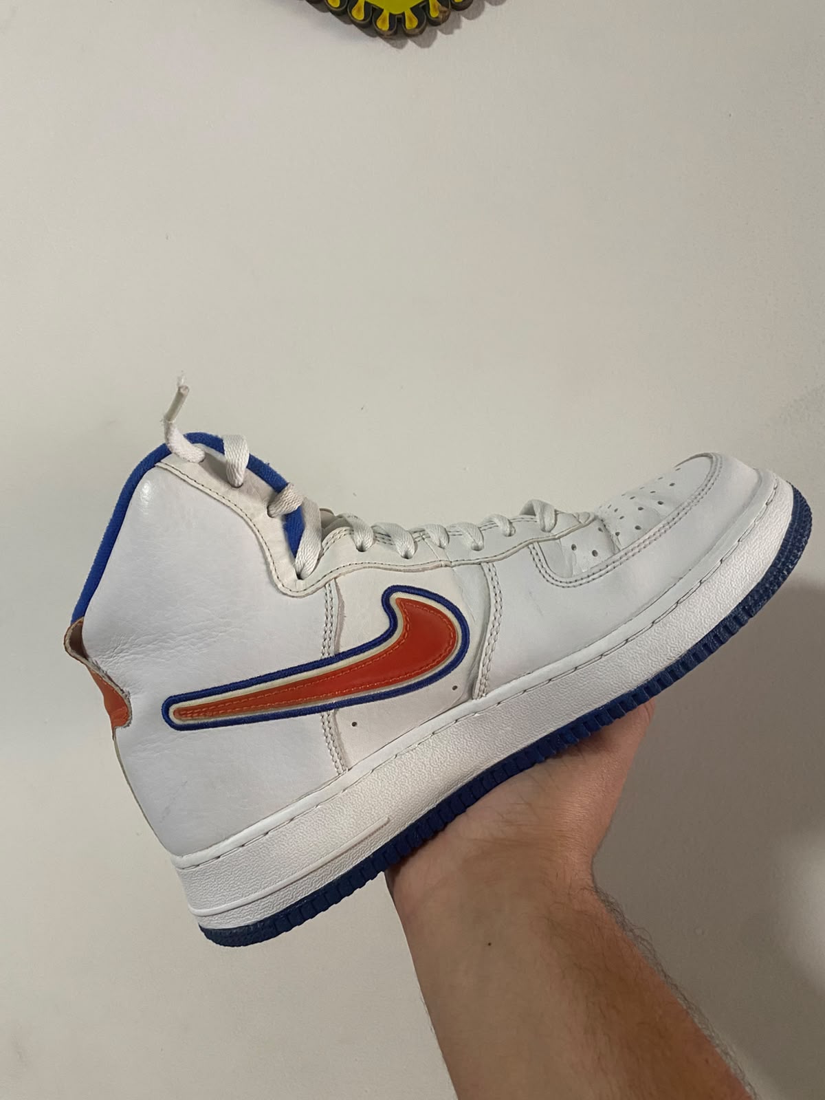 Tênis Nike Air Force 1 High branco, azul e laranja, limpo e renovado