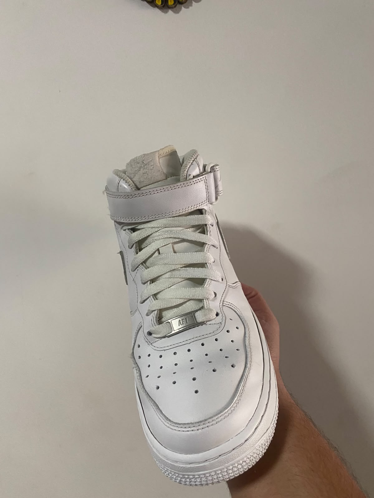 Tênis Nike Air Force 1 High todo branco, limpo e renovado